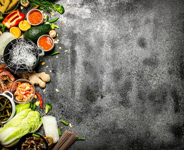 Asya gıda. Rustik bir arka plan üzerinde Çince veya Tay gıda yemek pişirmek için maddeler çeşitli .