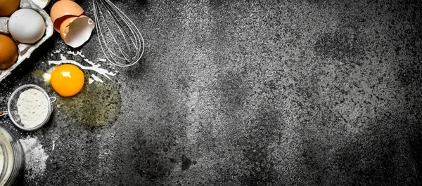 Fırın arka plan. Dağınık un taze yumurta.