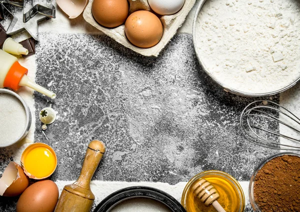 Fondo para hornear. Varios ingredientes para preparar deliciosas galletas . — Foto de Stock