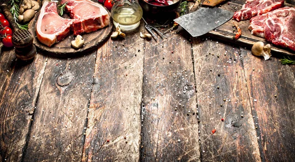 Fondo de carne cruda. Chuleta de cerdo cruda con una variedad de hierbas y especias . —  Fotos de Stock