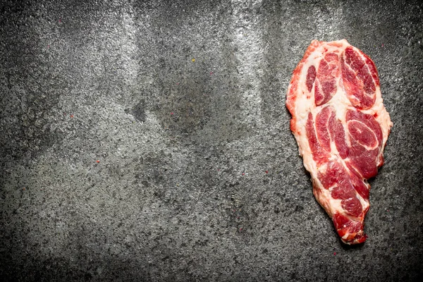 Fondo de carne cruda. Un trozo de chuletas de cerdo crudo. Sobre fondo rústico . —  Fotos de Stock