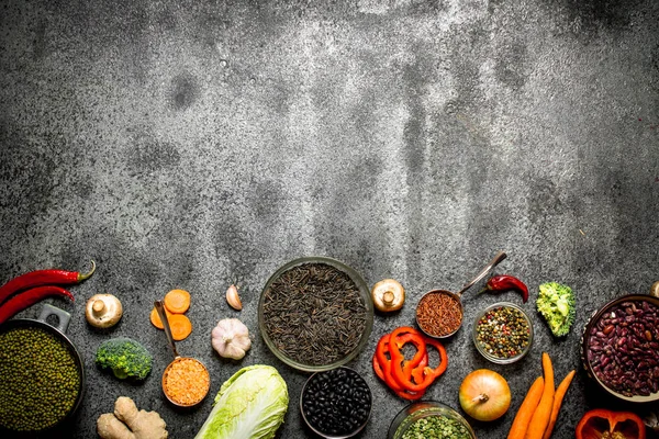 Comida orgánica. Una variedad de legumbres con verduras. Sobre fondo rústico . — Foto de Stock