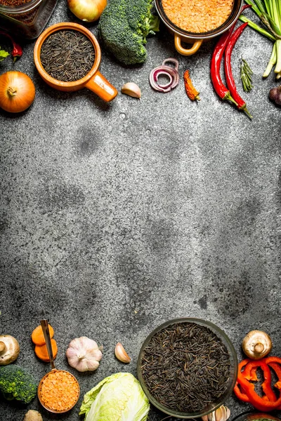 Comida orgánica. Una variedad de legumbres con verduras. Sobre fondo rústico . —  Fotos de Stock