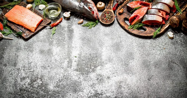 Çiğ balık. Taze somon ile baharat eski kesme tahtası üzerinde bir parça. Rustik masaya.