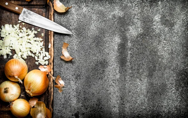 Cebolla picada fresca en la vieja mesa. Sobre fondo rústico . — Foto de Stock