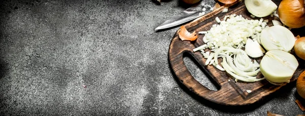 Cebolla picada fresca en la vieja mesa. Sobre fondo rústico . — Foto de Stock