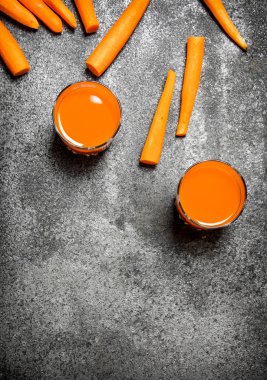 Taze havuç suyu. Rustik arka plan üzerinde.