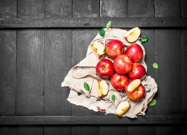 Eski kumaş üzerine taze kırmızı elmalar .