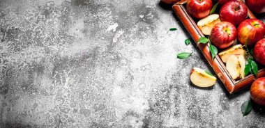 Eski tepsi üzerinde taze elma.