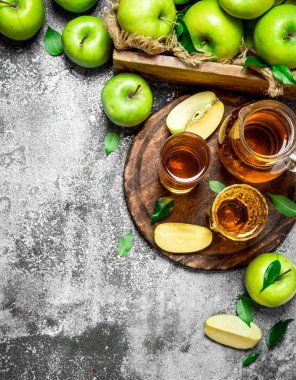 Sürahi üzerinde kurulu bir taze, yeşil elma ile elma suyu.