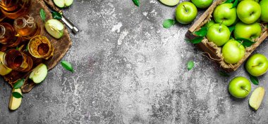 Sürahi üzerinde kurulu bir taze, yeşil elma ile elma suyu.