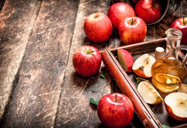 Elma sirkesi, Kırmızı elma eski tepsisinde .