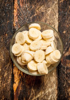 Kasede dilimlenmiş muz..