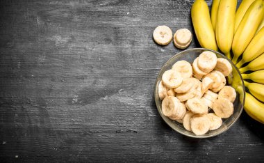 Bir kase dilimlenmiş muz adet olgun muz .