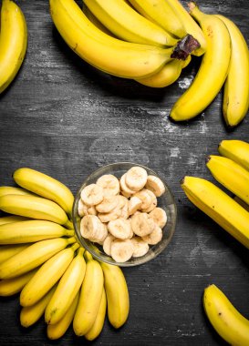 Bir kase dilimlenmiş muz adet olgun muz .