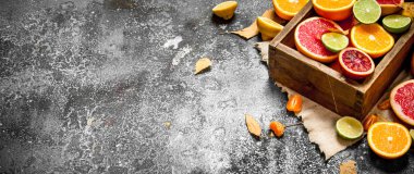 Narenciye arka plan. Eski bir kutu içinde taze narenciye meyve.