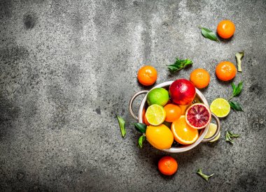 Bir kasede taze narenciye..