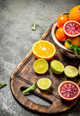 Bir kasede taze narenciye..