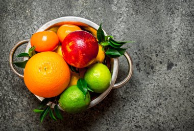 Bir kasede taze narenciye..