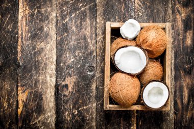 Eski bir kutu içinde taze hindistancevizi.