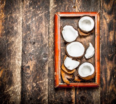 Eski bir kutu içinde taze hindistancevizi.