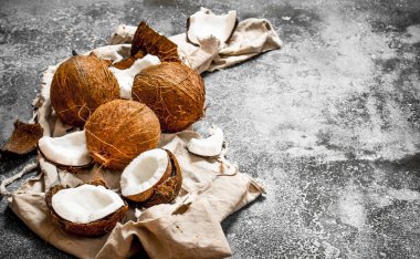 Eski kumaş üzerine taze hindistancevizi.