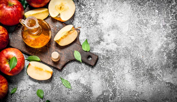 Apple cider azijn met verse appels op cutting Board. — Stockfoto