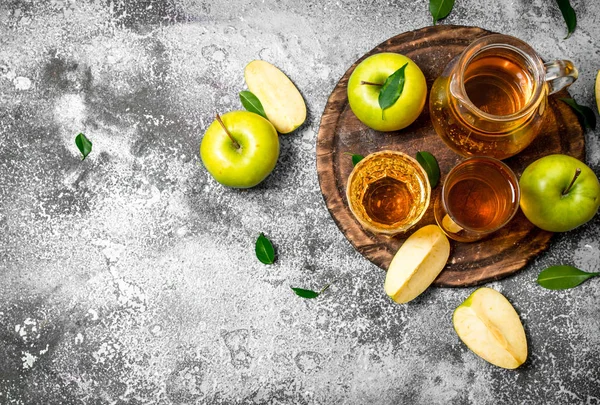 Appelsap werper op het bord met een verse, groene appels. — Stockfoto