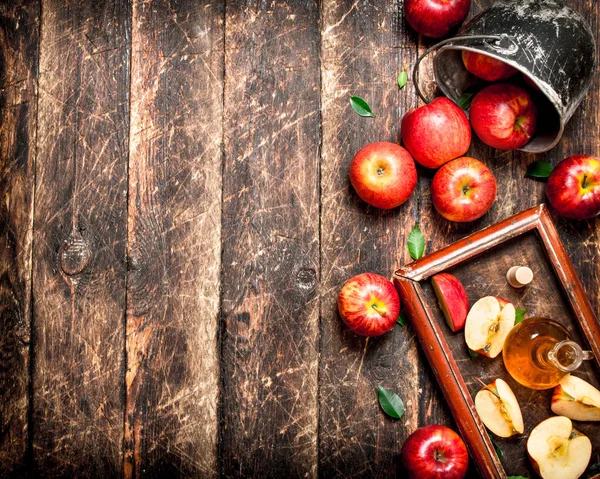 Vinagre de sidra de manzana, manzanas rojas en la vieja bandeja  . —  Fotos de Stock