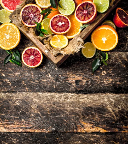 Citrus background. Citrus fruits in an old box. — Stock Photo, Image