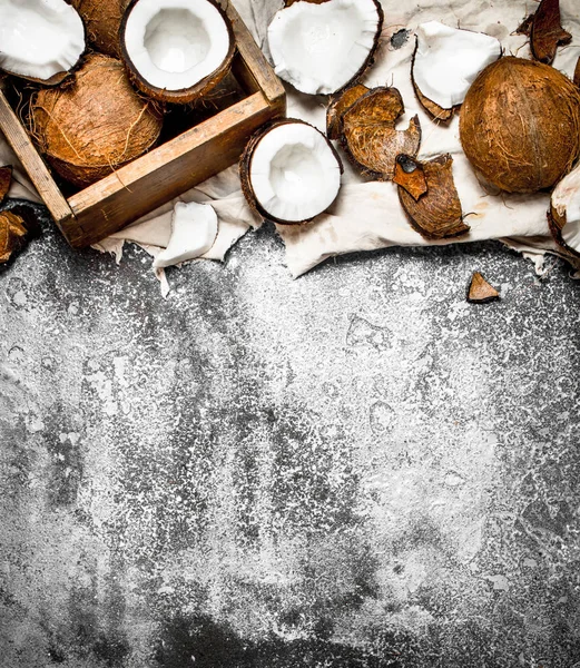 Cocos frescos em uma caixa velha no tecido . — Fotografia de Stock