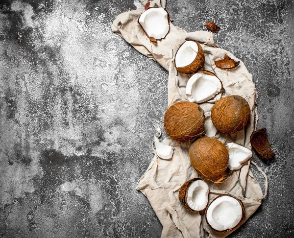 Frische Kokosnüsse auf dem alten Stoff. — Stockfoto