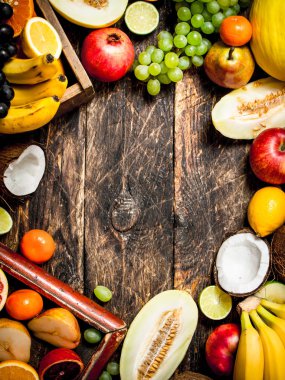 Çerçevelemek--dan taze meyve.