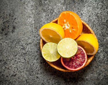 Narenciye bir sepet içinde dilimlenmiş.