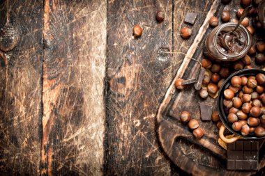 Fındık ezmesi çikolata ve fındık ile.