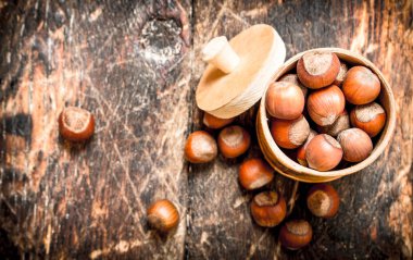 Bir kasede fındık.