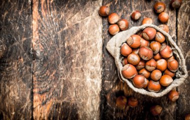 Eski bir çuval fındık.