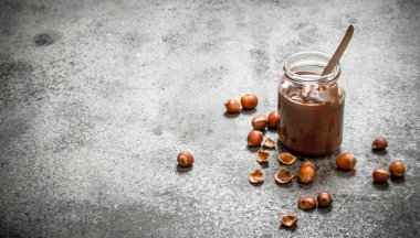 fındık ve çikolata fındık ezmesi. Rustik arka plan üzerinde.