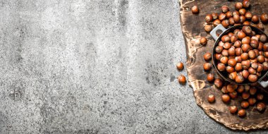 Bir kasede fındık.