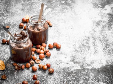 fındık ve çikolata fındık ezmesi. Rustik arka plan üzerinde.