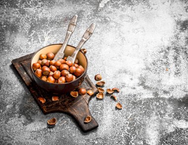 Fındıkkıran bir kase fındık.