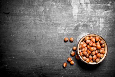 Bir kasede fındık.