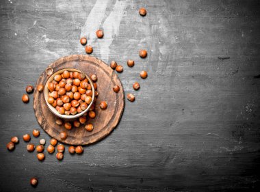 Bir kasede fındık.