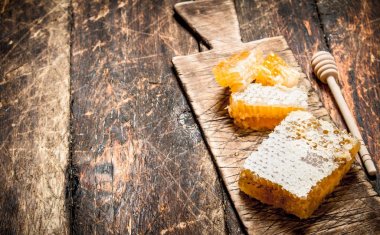 Tahta üzerinde taze petek.