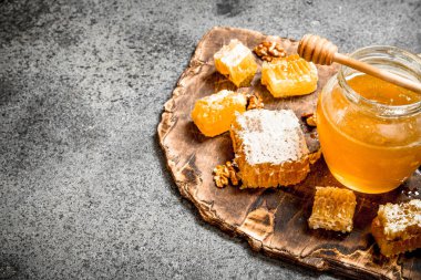 Bir kavanoz ve petek fındık ile taze bal.