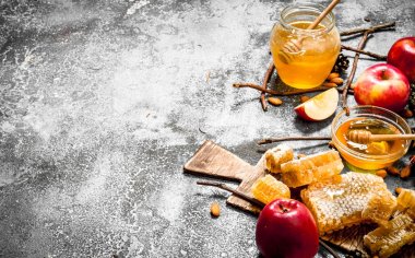 Arka plan tatlım. Elma ve fındık ile tatlım.