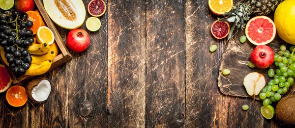 Divers fruits mûrs dans une boîte en bois . — Photo