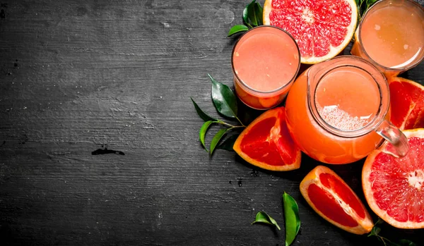 Frischer Saft aus Grapefruits. — Stockfoto