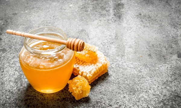 Fresh honey in jar with wooden spoon. — Stock Photo, Image