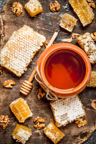 Panela de mel e favo de mel com nozes . — Fotografia de Stock